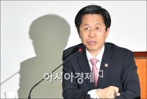 [포토]답변하는 김재춘 교육부 차관