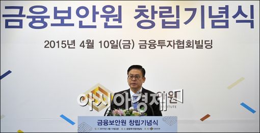 [포토]축사하는 정우택 국회 정무위원장