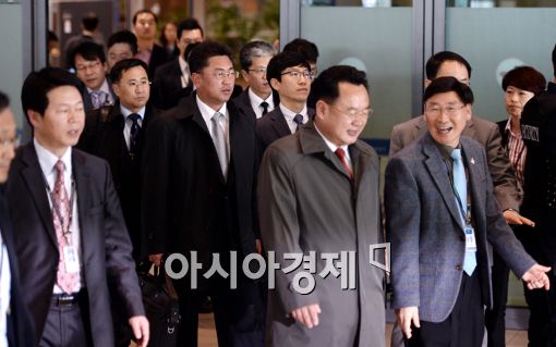 [포토]인천공항으로 입국하는 북한 대표단