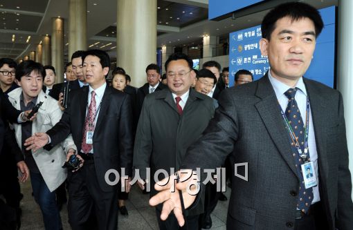 [포토]입국장 나서는 북한 장정남 부위원장