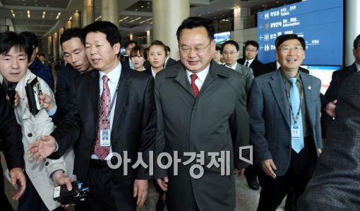[포토]입국장 나서는 북한 장정남 부위원장