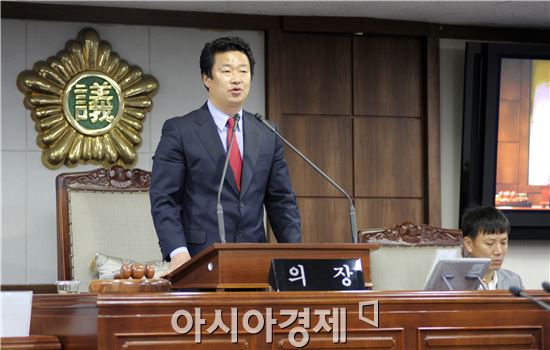 김병권 순천시의회 의장이 개회사를 하고있다.