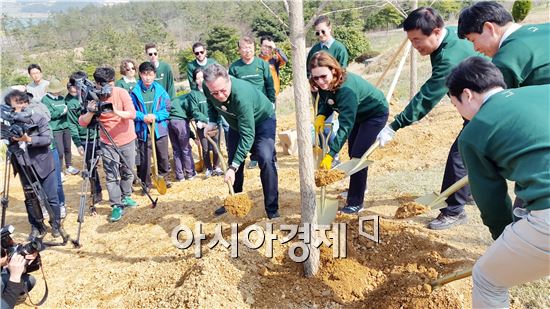10일 진도 팽목항에서 4㎞ 떨어진 임회면 백동 무궁화동산에서 세월호 사고 유가족과 션 헵번 페러(Sean Hepburn Ferrer) 오드리 헵번 어린이재단 이사장, 이동진 진도군수, 전남도 관계자 등이 참석한 가운데 ‘세월호 기억의 숲’조성행사를 가졌다. 사진제공=전남도