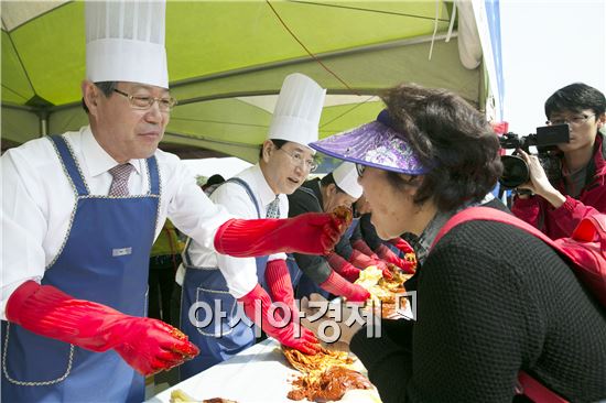 서울 도심서 열린 농수산물 직거래 장터에서 박철환 해남군수가 담은  김치를 시민들에게 먹여주고있다.