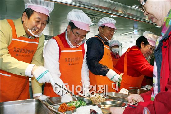 김무성 새누리당 대표(맨 왼쪽)는 10일 남구 노대동  빛고을노인건강타운을 방문해 배식봉사를 했다.