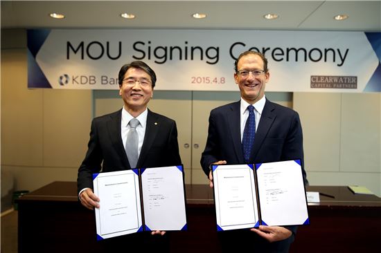 박범식 산업은행 사모펀드1실장(사진 왼쪽)과 로버트 페티 클리어워터 캐피탈 파트너스 대표가 MOU 서명식 후 기념촬영을 하는 모습. 
