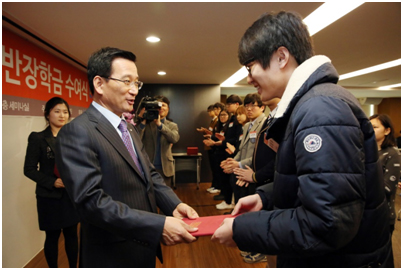 <2015년 호반장학재단 장학금 전달식: 장학금을 전달하는 김상열 회장>