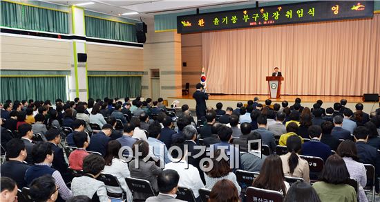 신임 윤기봉 광산구 부구청장(57)이 10일 취임식을 갖고 업무에 착수했다. 
