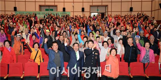 광주 남구(구청장 최영호)는 10일 오후  남구문예회관에서 노인사회활동지원 참여어르신 500여 명을 대상으로 참여자 임무 및 안전관련 교육 등 ‘노인사회활동지원사업 참여자 소양교육’을 실시했다. 사진제공=광주시 남구