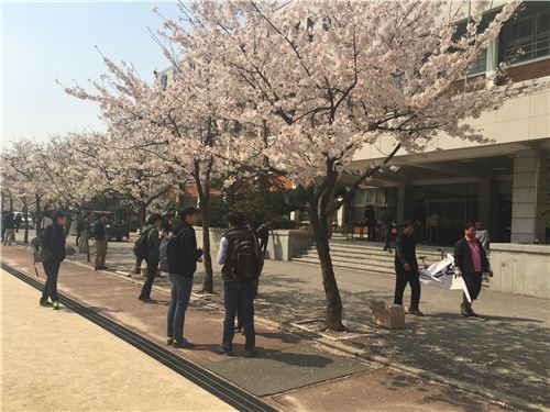 
<사진설명>
▲11일 서울 송파구 잠실고에서 '2015 상반기 현대차 대졸신입공채' 인적성검사가 열렸다. 오후 2시 시험을 마친 응시자들이 모여 대화를 나누고 있다. 

