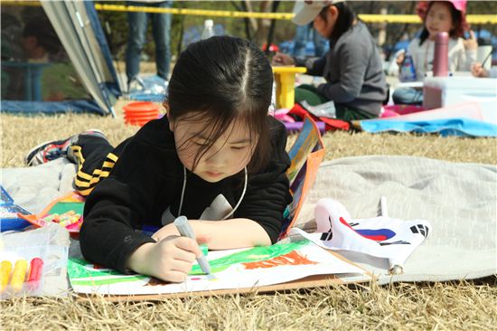 11일 강북구 수유동에 소재한 국립 4.19민주묘지에서 열린 4.19혁명 55주년 기념 ‘전국학생 그림그리기 & 글짓기대회’에 참가한 학생이 나라 사랑을 주제로 그림을 그리고 있다.