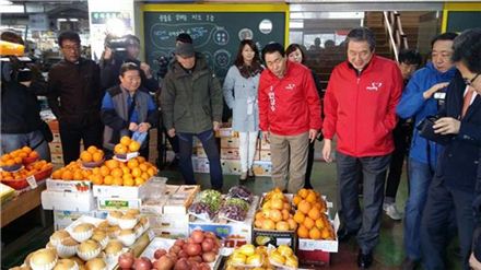 김무성 새누리당 대표가 '4·29재보궐선거'가 열리는 인천·강화를 찾아 안상수 후보와 함께 재래시장에서 지지를 호소하고 있다.