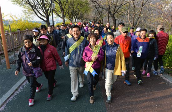 장안동 벚꽃길을 걷고 있는 유덕열 동대문구청장 