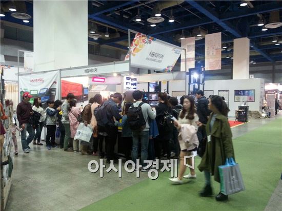 2015년 4월 서울 삼성동 코엑스에서 열린 DIY 리폼박람회를 찾은 사람들.