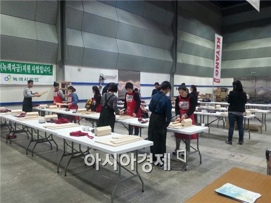 2015년 4월 서울 삼성동 코엑스에서 열린 DIY 리폼박람회를 찾은 사람들이 직접 제품을 제작하고 있다. 