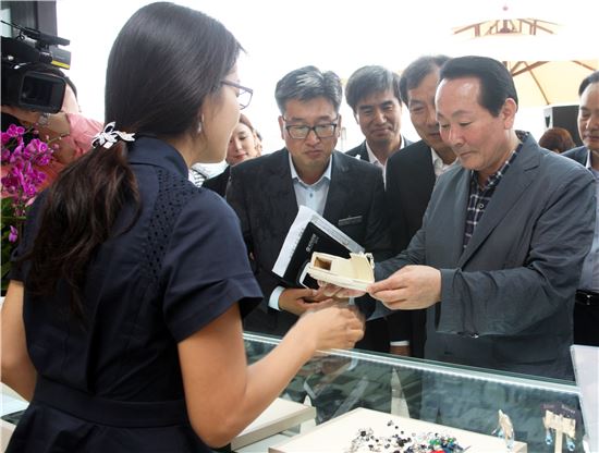 하남드림휴게소 청년창업매장 '테드 팩토리'를 찾은 김학송 한국도로공사 사장(사진 오른쪽)이 청년창업자를 격려하고 있다.