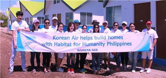 대한항공 필리핀 세부 직원들이 태풍 피해 주민들을 위한 집 짓기에 나섰다.
