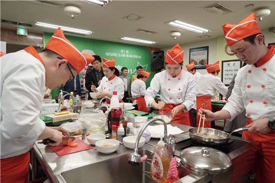 지난 12일, 편의점 세븐일레븐이 진행한 도시락 레시피 컨테스트에서 참가자들이 출전 음식을 만들고 있다.