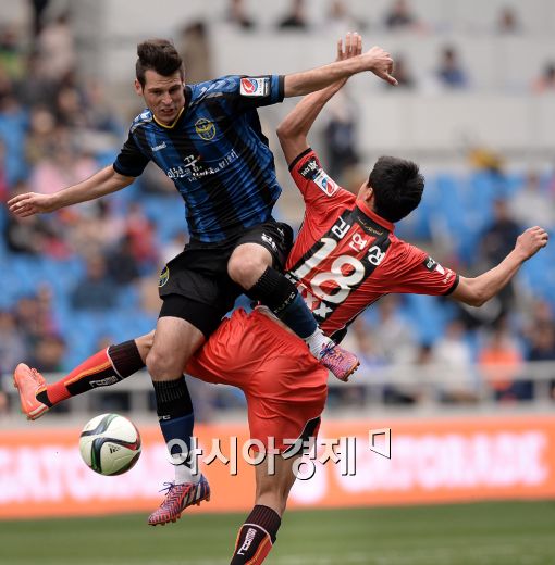 [포토]요니치-김현성, '치열한 공중볼 다툼'