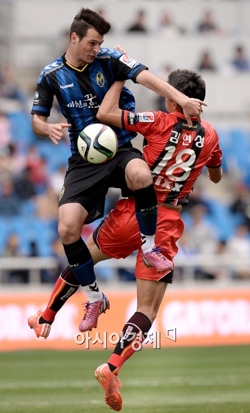 [포토]요니치-김현성, '치열한 공중볼 다툼'