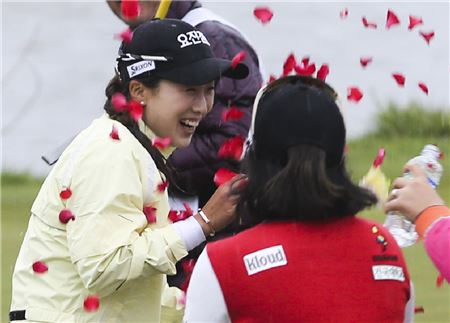 김보경이 롯데마트여자오픈 우승 직후 동료들로부터 꽃 세례를 받고 있다. 사진=KLPGA제공