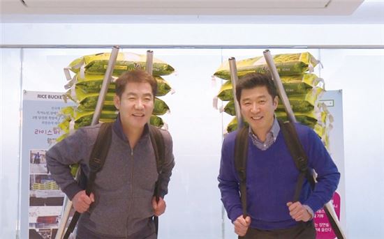 1월 14일 장충본 본사에서 전필립 파라다이스그룹 회장(오른쪽)과 배우 박상원씨가 라이스버킷챌린지에 참여하고 있다. 전 회장은 다음주자로 이웅열 코오롱 회장을 지목한 바 있다. 