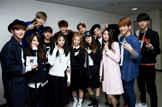 디아크, 엑소와 다정 인증샷…엑소 표정 '심상찮네' 