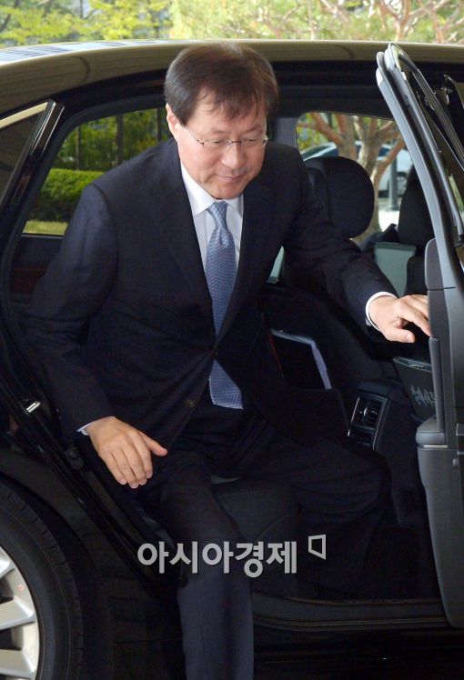 [포토]차에서 내리는 김진태 검찰총장