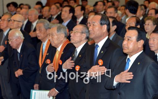 [포토]국민의례하는 이완구 국무총리, '제96주년 대한민국 임시정부 수립 기념식' 개최