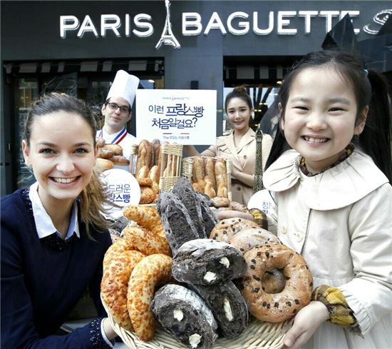 파리바게뜨는 ‘프랑스 빵의 새로운 시대를 연다’는 모토로 프랑스 정통 빵 맛을 재현한 ‘The 맛있는 프랑스 빵’ 시리즈를 출시하고 이를 기념해 사진행사를 개최했다.