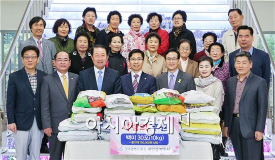 [포토]곽민섭 변호사, 광주시 동구청에 사랑의 백미 전달