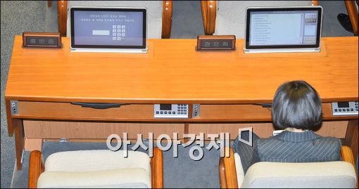 [포토]국회 본회의, 불출석한 홍문종 의원