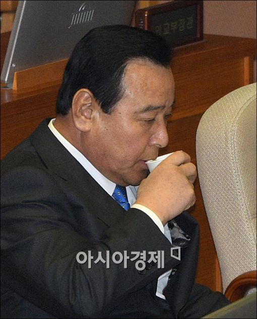 [포토]속 타는 이완구 총리