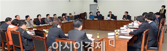 광주 남구는 13일 오전 11시 구청 중회의실에서 최영호 남구청장을 비롯한 동복지호민관협의체 위원장, 관계 공무원 등 20명이 참석한 가운데 복지호민관 활성화 방안을 위한 ‘동 복지호민관협의체 위원장 간담회’를 개최했다. 사진제공=광주시 남구
