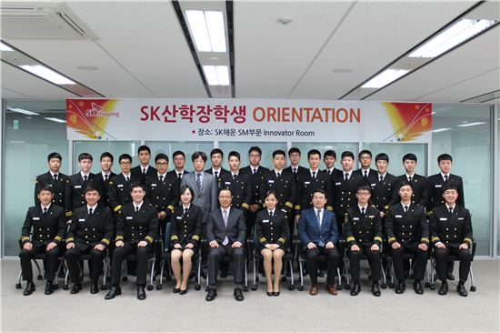 강석환(앞줄 왼쪽에서 다섯번째) SK해운 SM부문장이 장학생들과 함께 기념촬영을 하고 있다