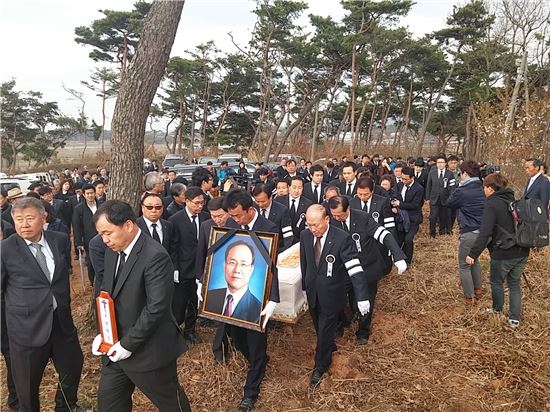 13일 오전 故 성완종 전 경남기업 회장의 장지에서 유족들이 운구를 하고 있다.