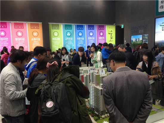 구미 '형곡 금호어울림 포레' 견본주택에 인파 몰려