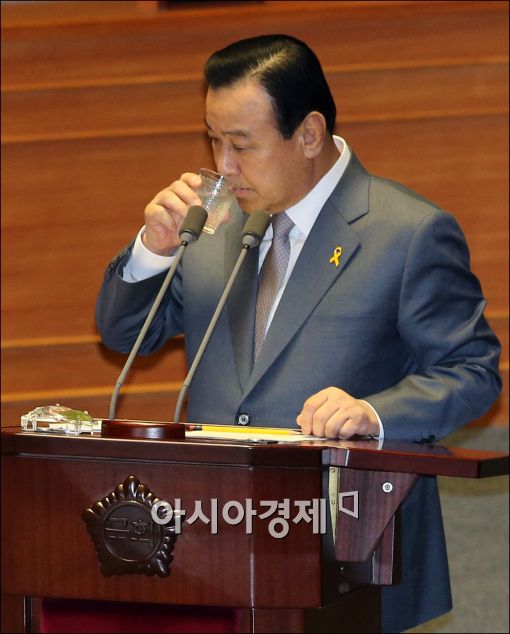 [포토]커지는 의혹, 속타는 이완구 총리