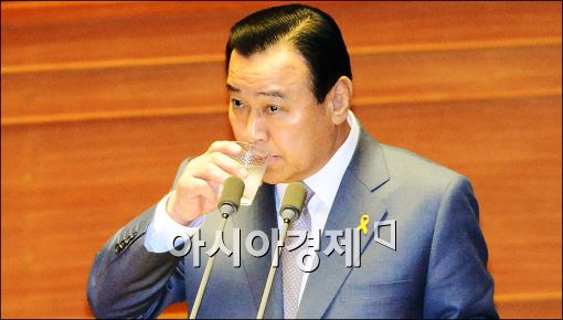 [포토]물 마시는 이완구 총리