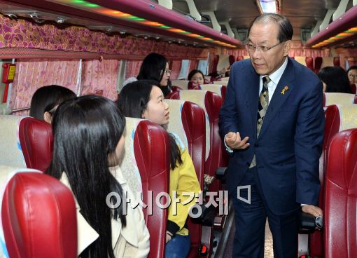 [포토]황우여 교육부 장관, '수학여행 잘 다녀와요~'