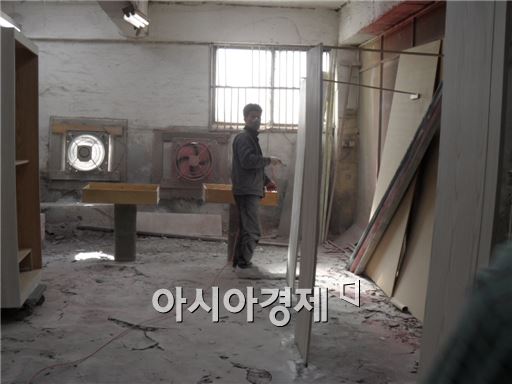 ▲대기오염물질 정화시설을 설치하지 않고 운영하다 적발된 서울시내 한 사업장(사진=특사경)