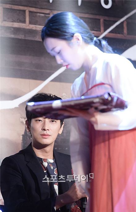 '간신' 주지훈 "주변 여자들 한복 흘러내려, 시선처리 힘들었다"