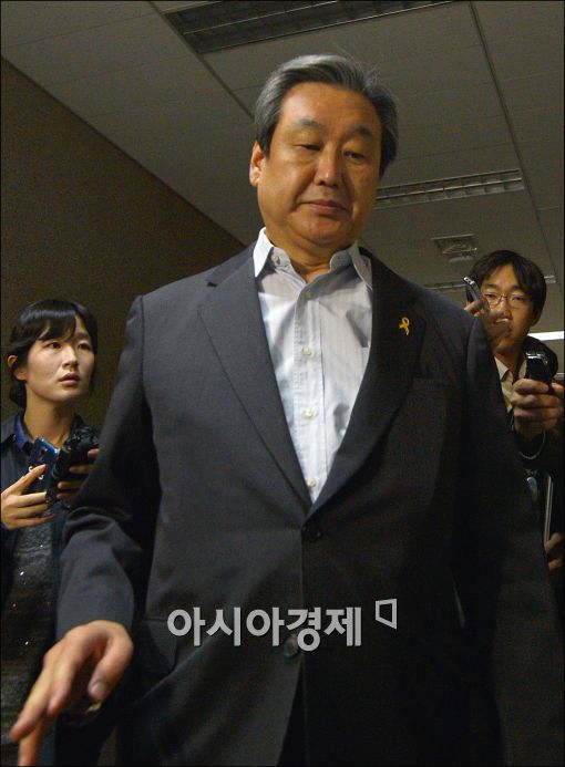 [포토]회의장 들어가는 김무성 대표