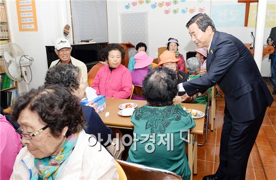 [포토]광주 남구 월산4동 통장단ㆍ새마을부녀회, 마을 어르신 떡국 대접