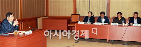 함평군(군수 안병호)은 14일 군청 소회의실에서 9개 읍면 기업유치위원장 간담회를 개최했다.

