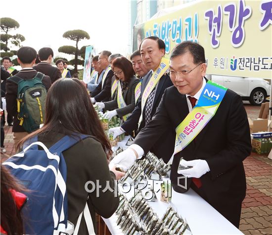 전라남도교육청(교육감 장만채)은 14일 아침 7시부터 남악고등학교에서  ‘아침밥 먹기 캠페인’을 실시했다. 
