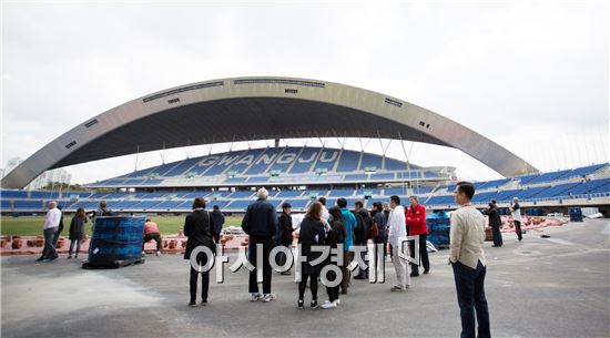지난 12일 개막한 2015광주하계유니버시아드 대표단장(HoD) 사전회의가 14일 회의를 끝으로 성황리에 마무리됐다. 각국 대표단은 이 기간 대표단장 회의, 경기장 시찰, 단체경기 조추첨, 내부회의 등의 바쁜 일정을 소화했다. 