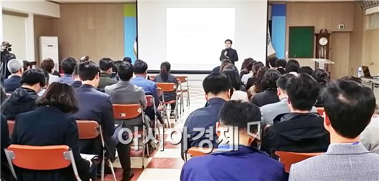 곡성군(군수 유근기)은 14일 군청 대통마루에서 각 부서별 자치법규 담당 공무원을 비롯한 전 직원들을 대상으로 제2차 공직자 규제개혁 교육을 실시했다.
