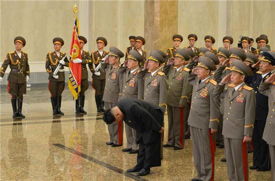 김정은 북한 국방위원회 제1위원장이 태양절(4월15일)을 맞아 금수산태양궁전을 참배했다.(자료사진)