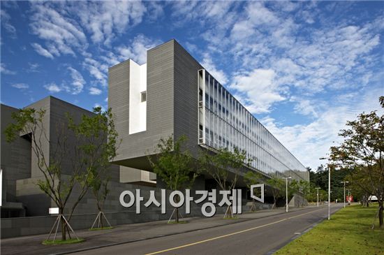 아모레퍼시픽, 피부과학 연구 장기지원 나선다 